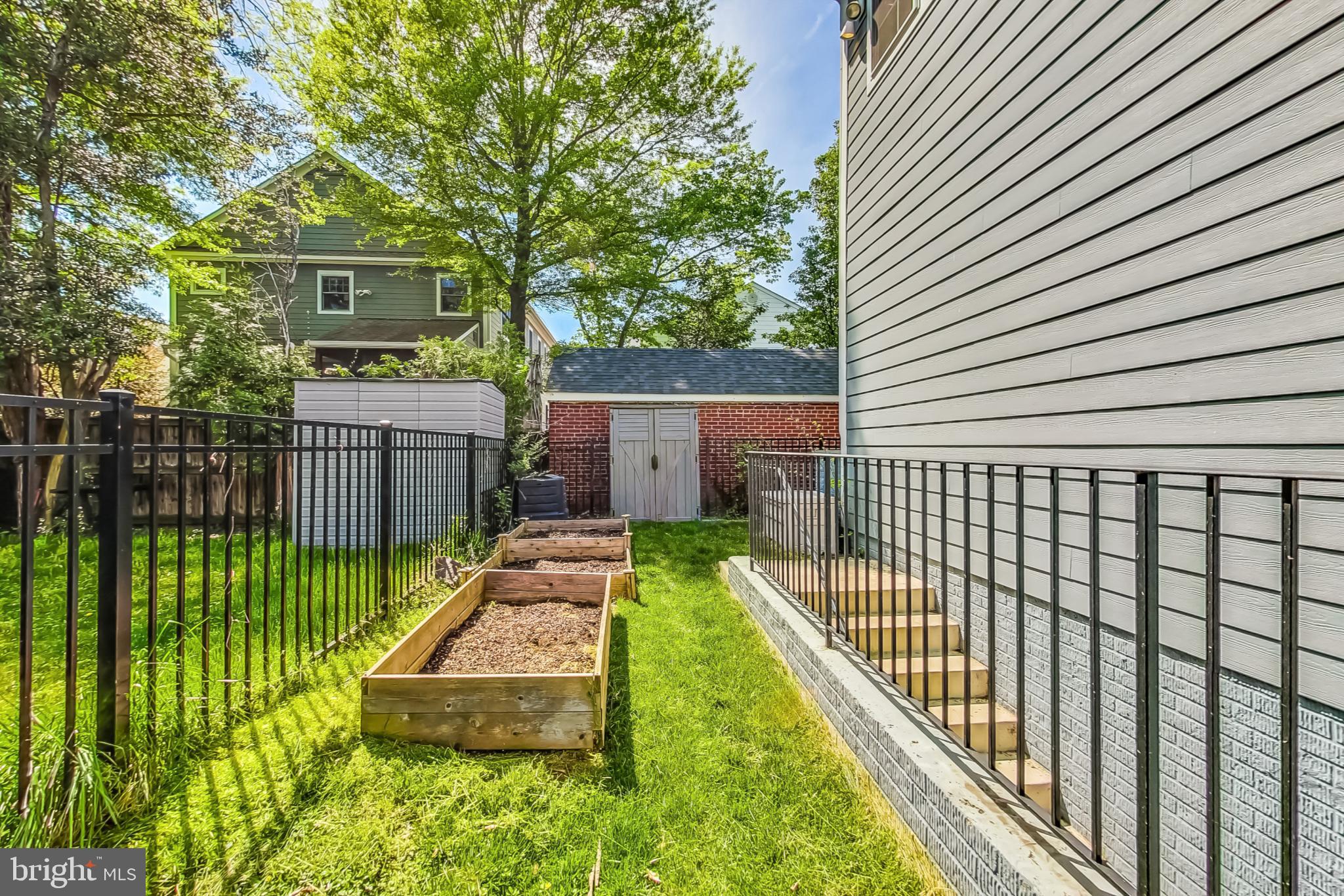 2016 N Madison St