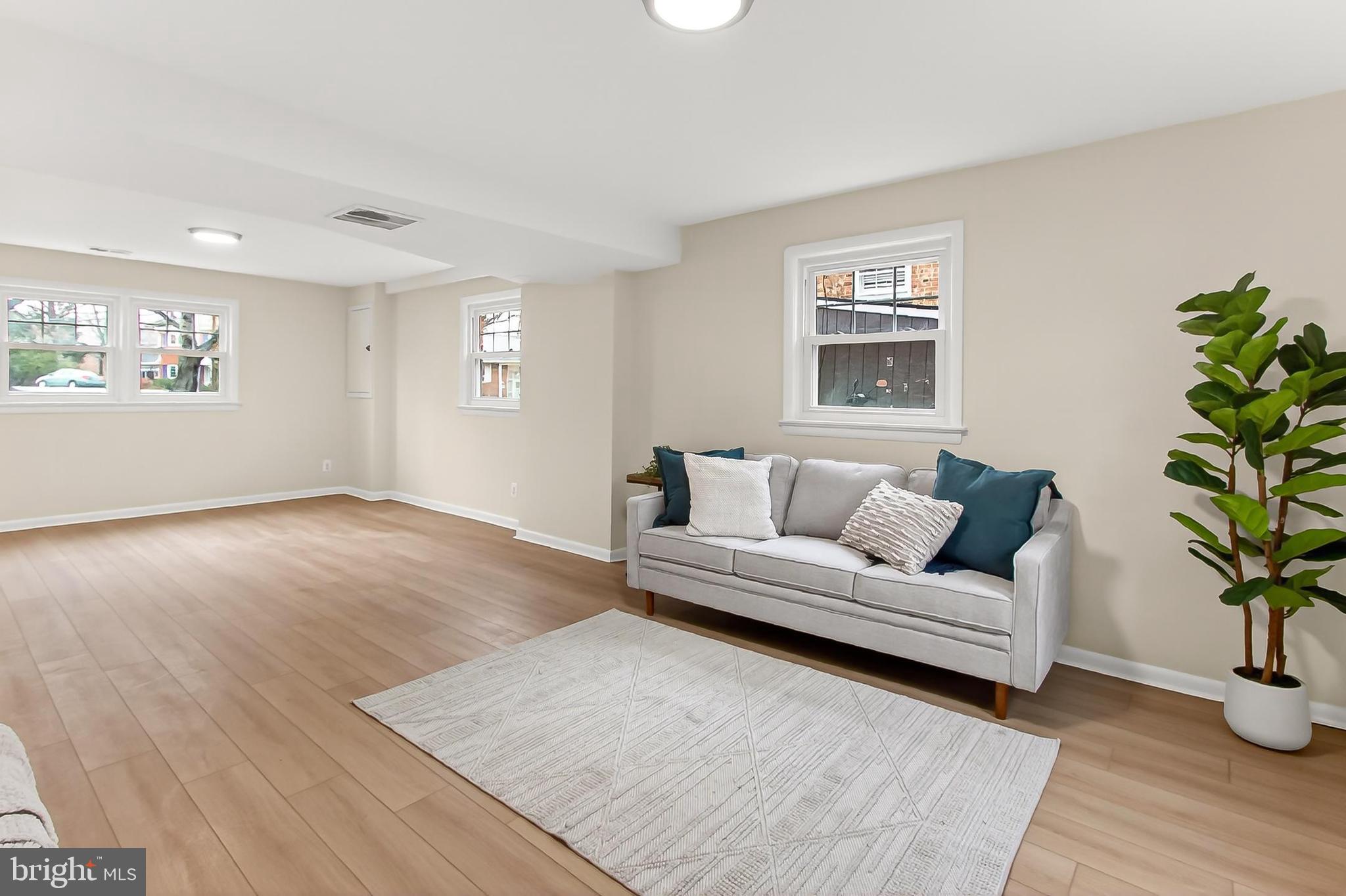 400 N MADISON STREET