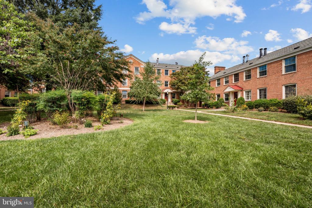 2705 ARLINGTON BOULEVARD Unit: 202