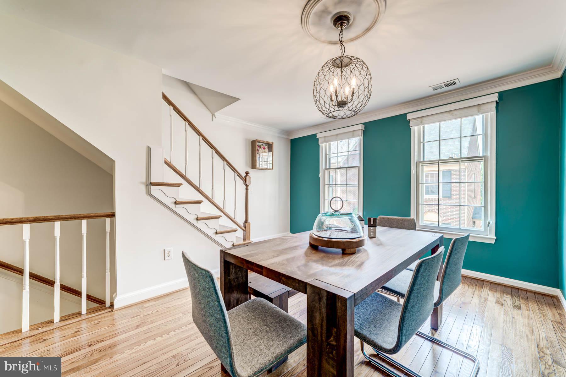 1110 W Abingdon DRIVE