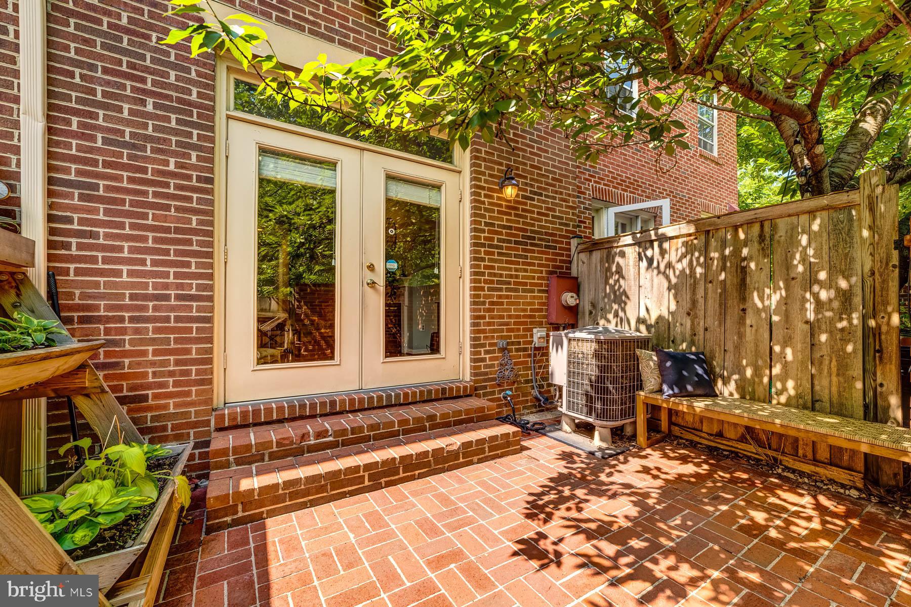 1110 W Abingdon DRIVE