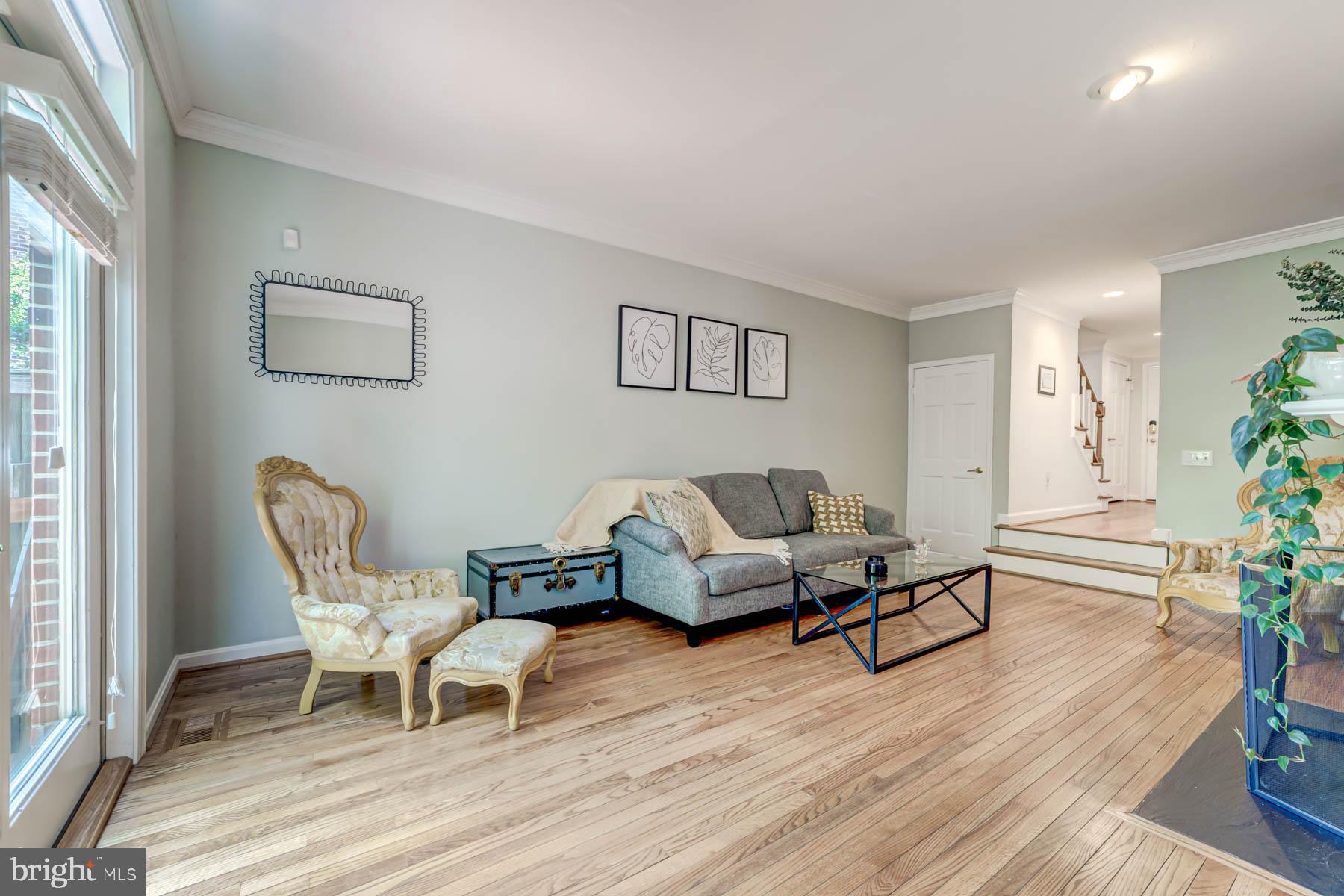 1110 W Abingdon DRIVE