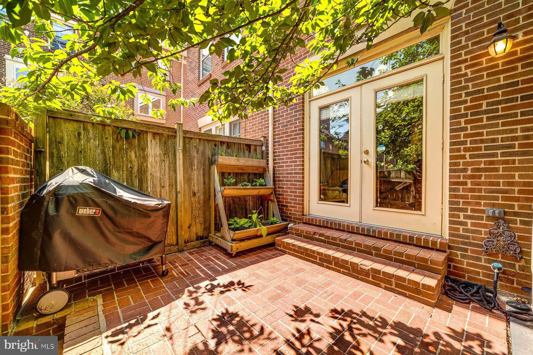 1110 W Abingdon DRIVE