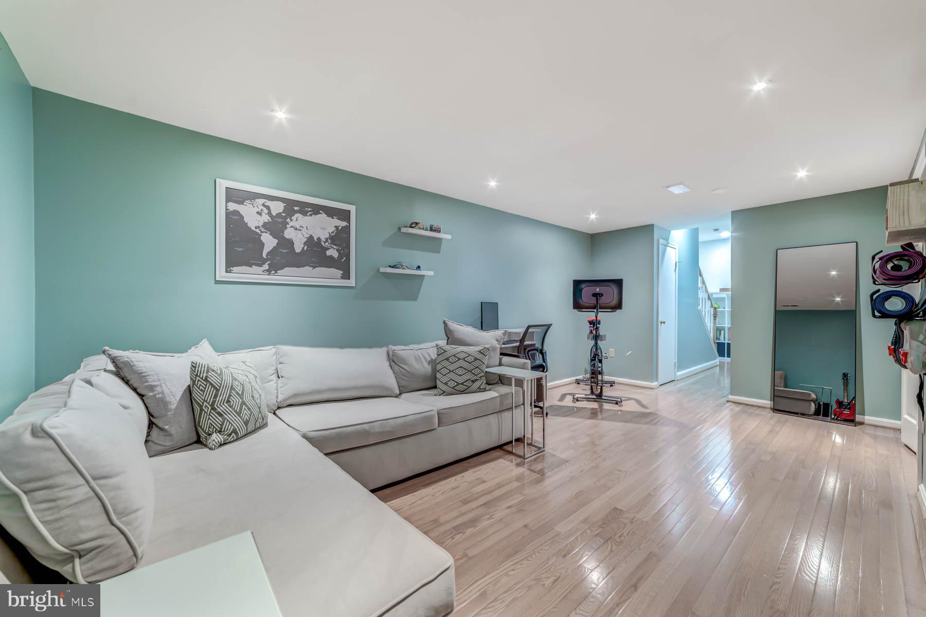 1110 W Abingdon DRIVE