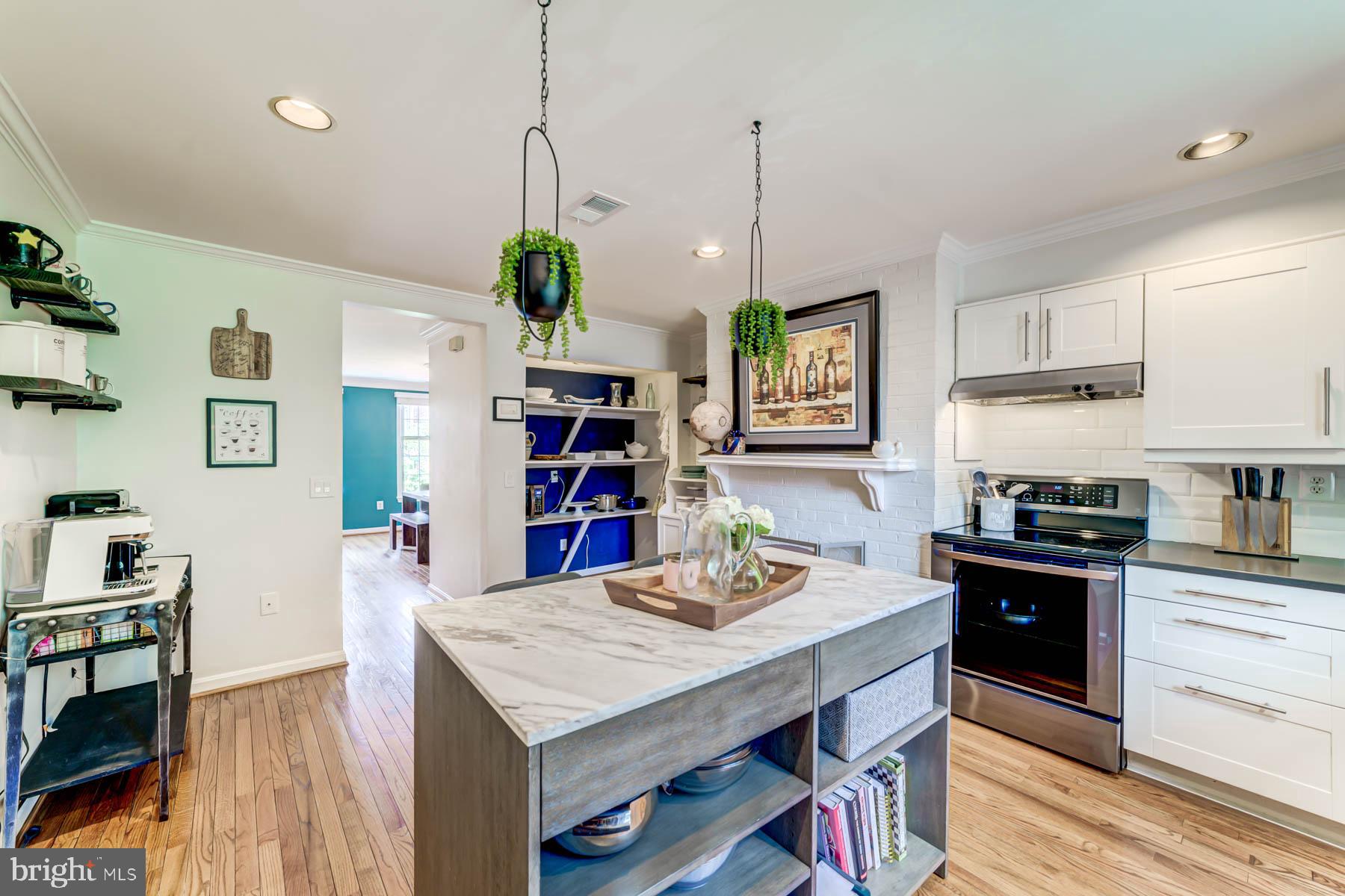 1110 W Abingdon DRIVE