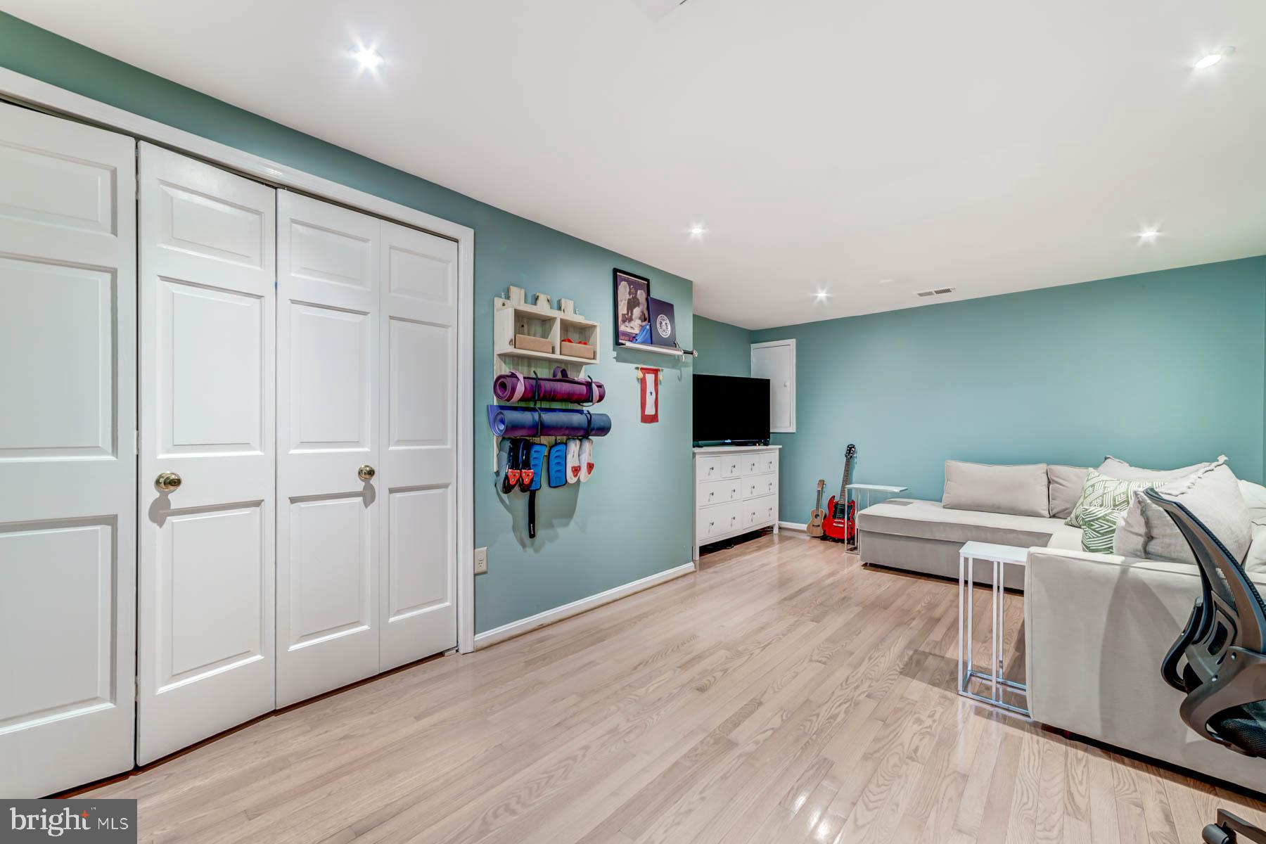 1110 W Abingdon DRIVE