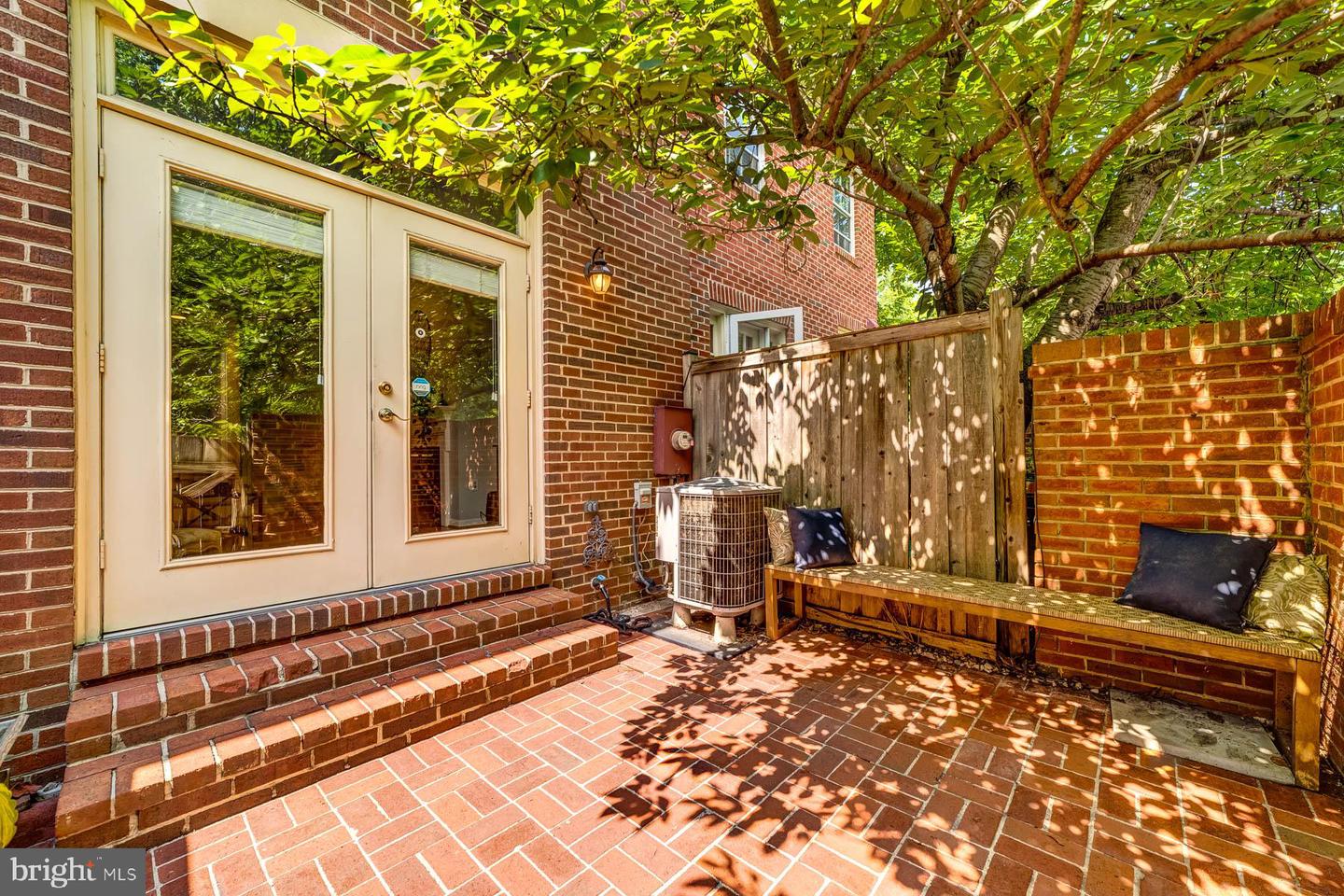 1110 W Abingdon DRIVE