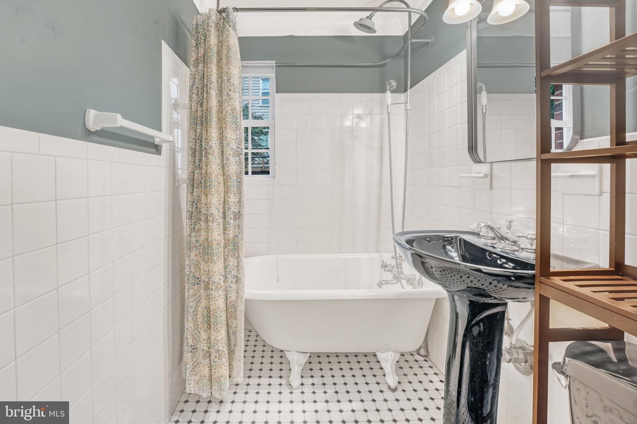 1726 W Abingdon DRIVE Unit: 101