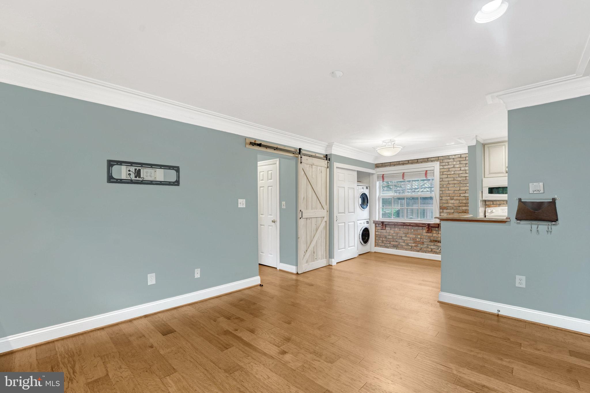 1726 W Abingdon DRIVE Unit: 101