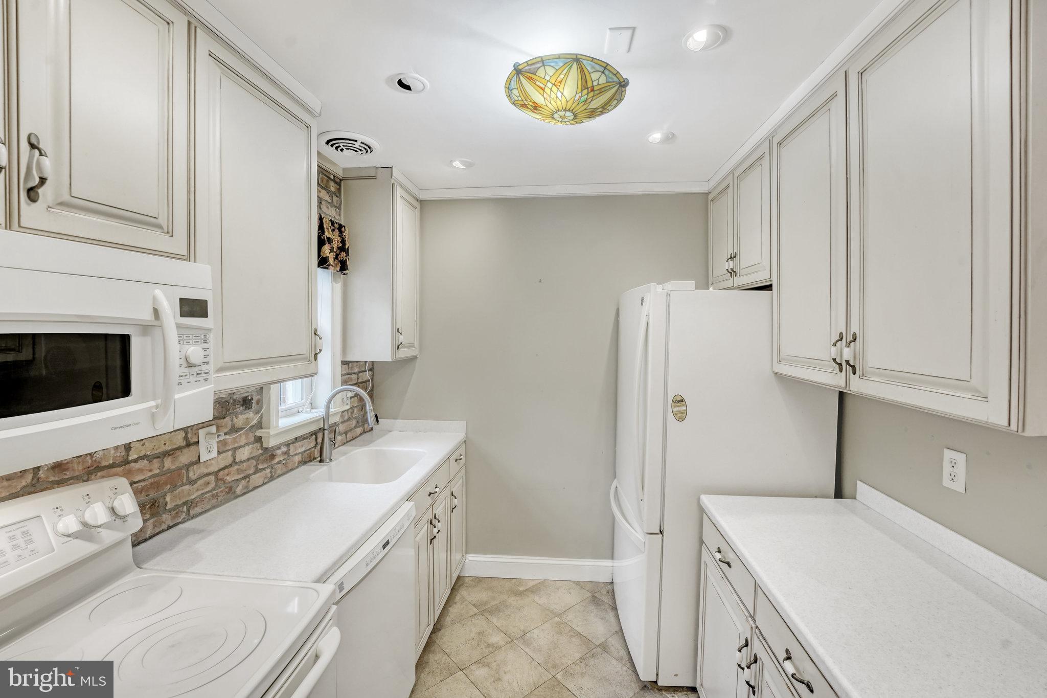 1726 W Abingdon DRIVE Unit: 101