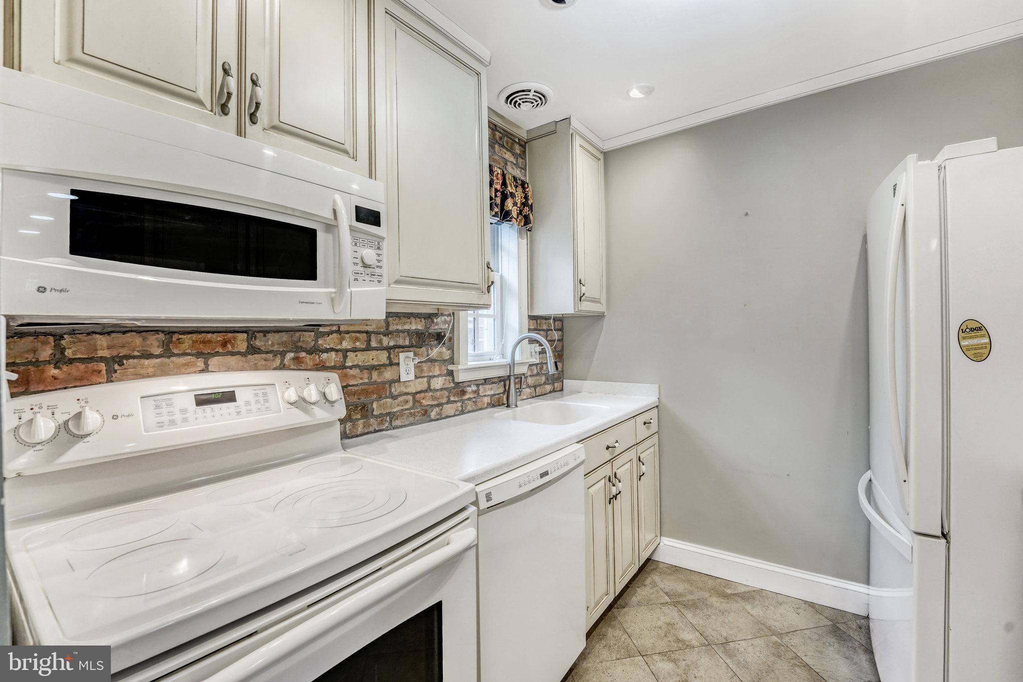 1726 W Abingdon DRIVE Unit: 101