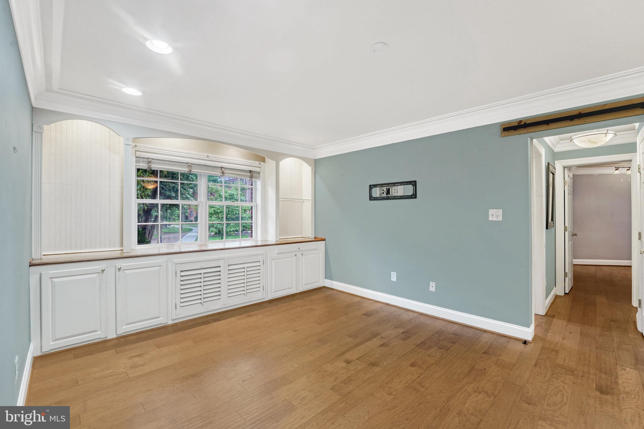 1726 W Abingdon DRIVE Unit: 101