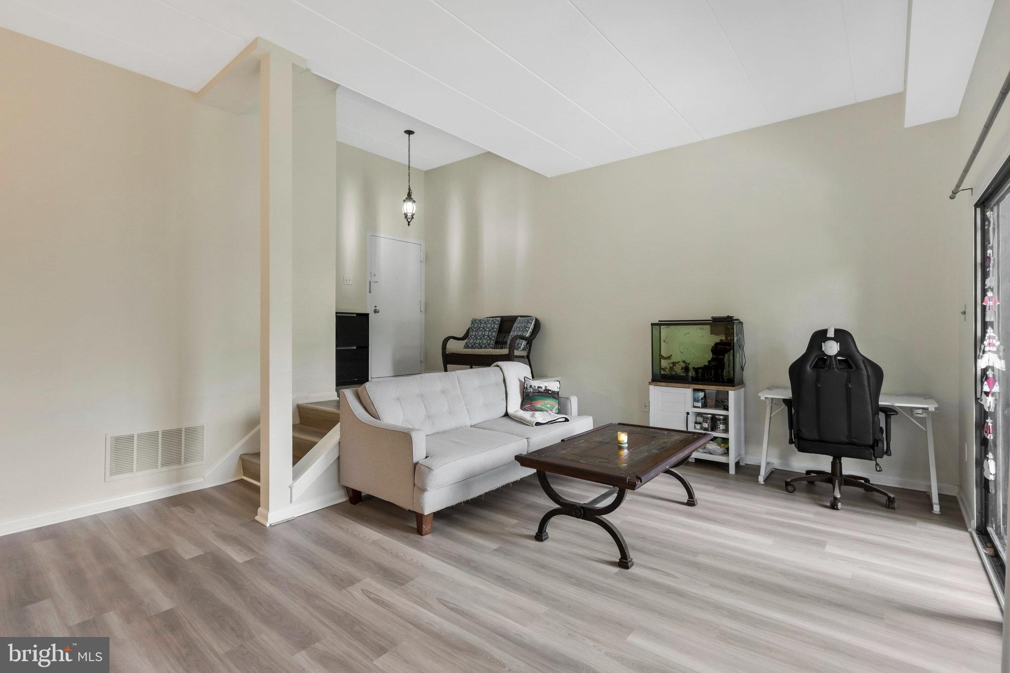 120 ROBERTS LN #101
