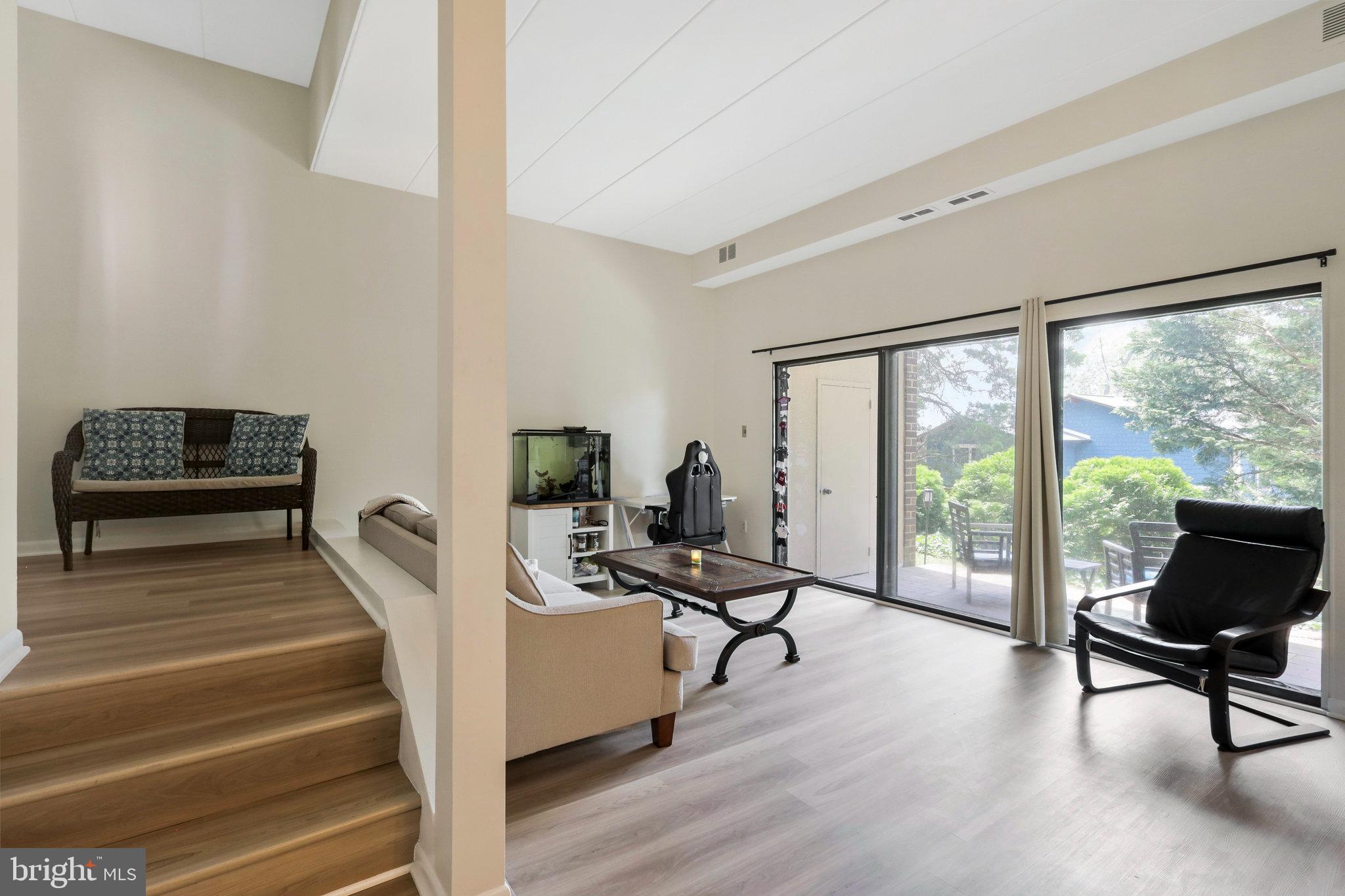 120 ROBERTS LN #101