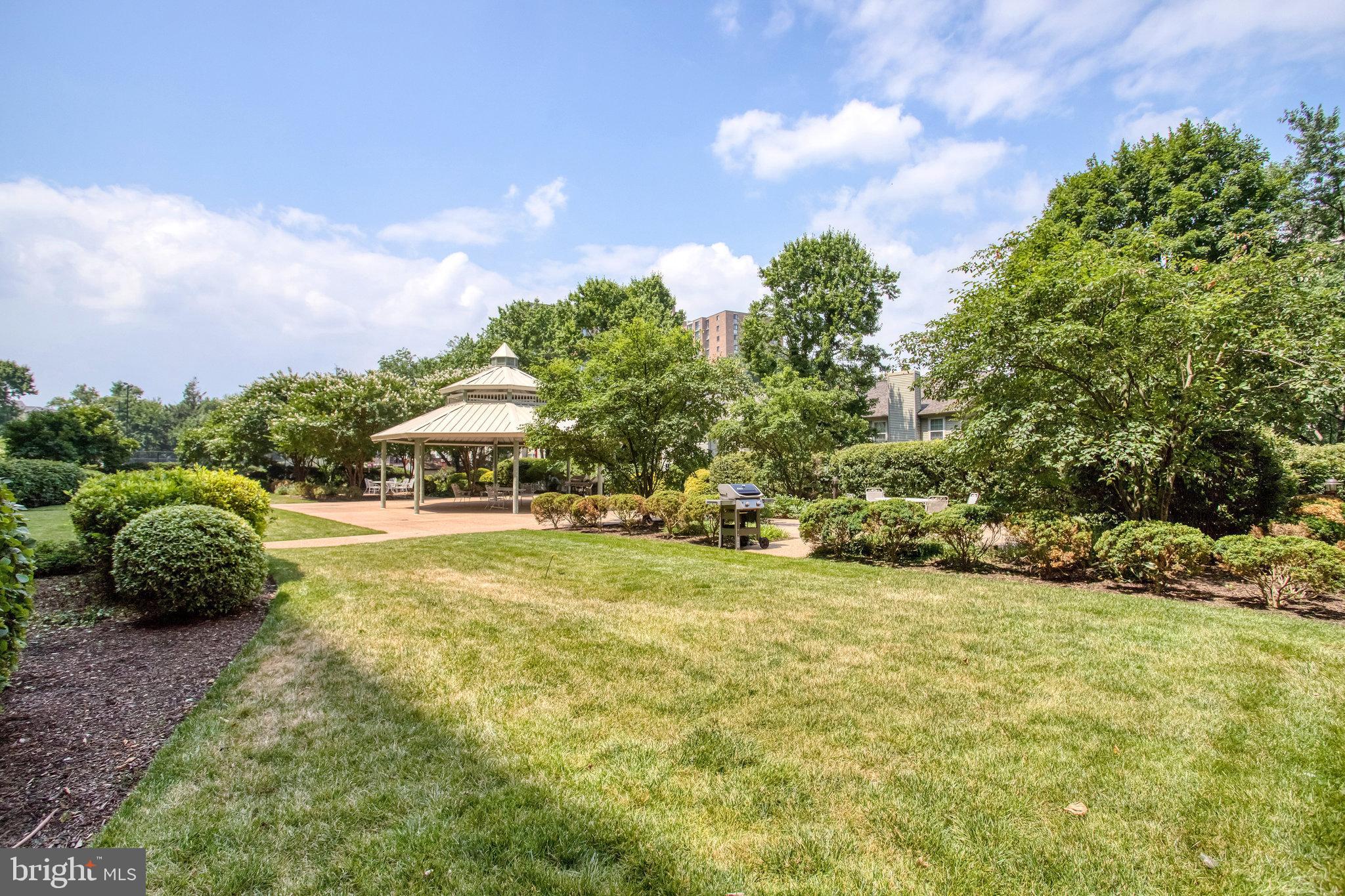 5300 Holmes Run Pkwy #405