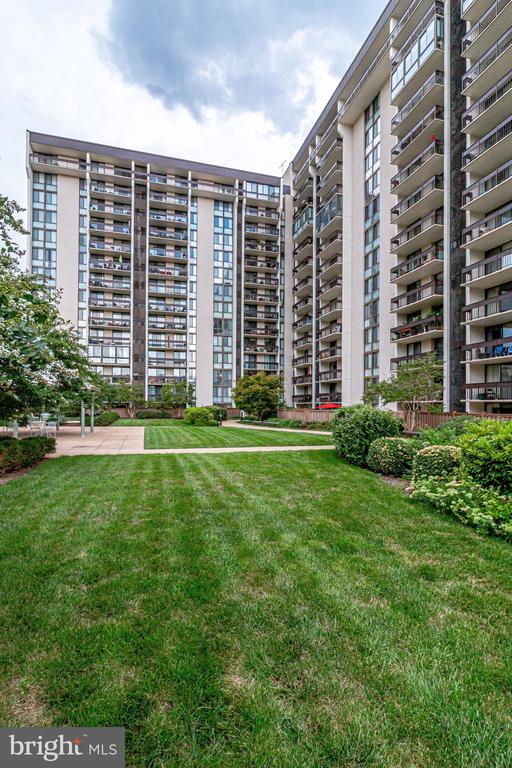 5300 Holmes Run Pkwy #405