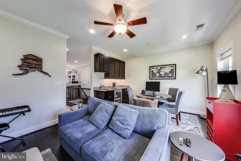 717 DIAMOND AVE