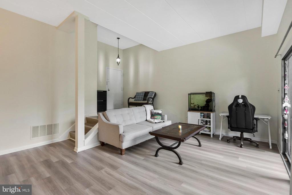 120 ROBERTS LN #101