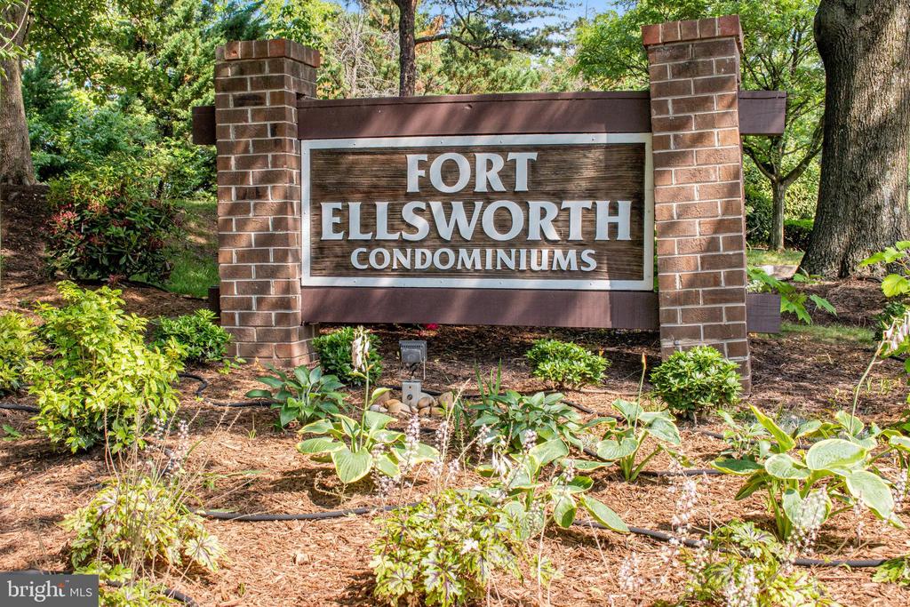 120 ROBERTS LN #101
