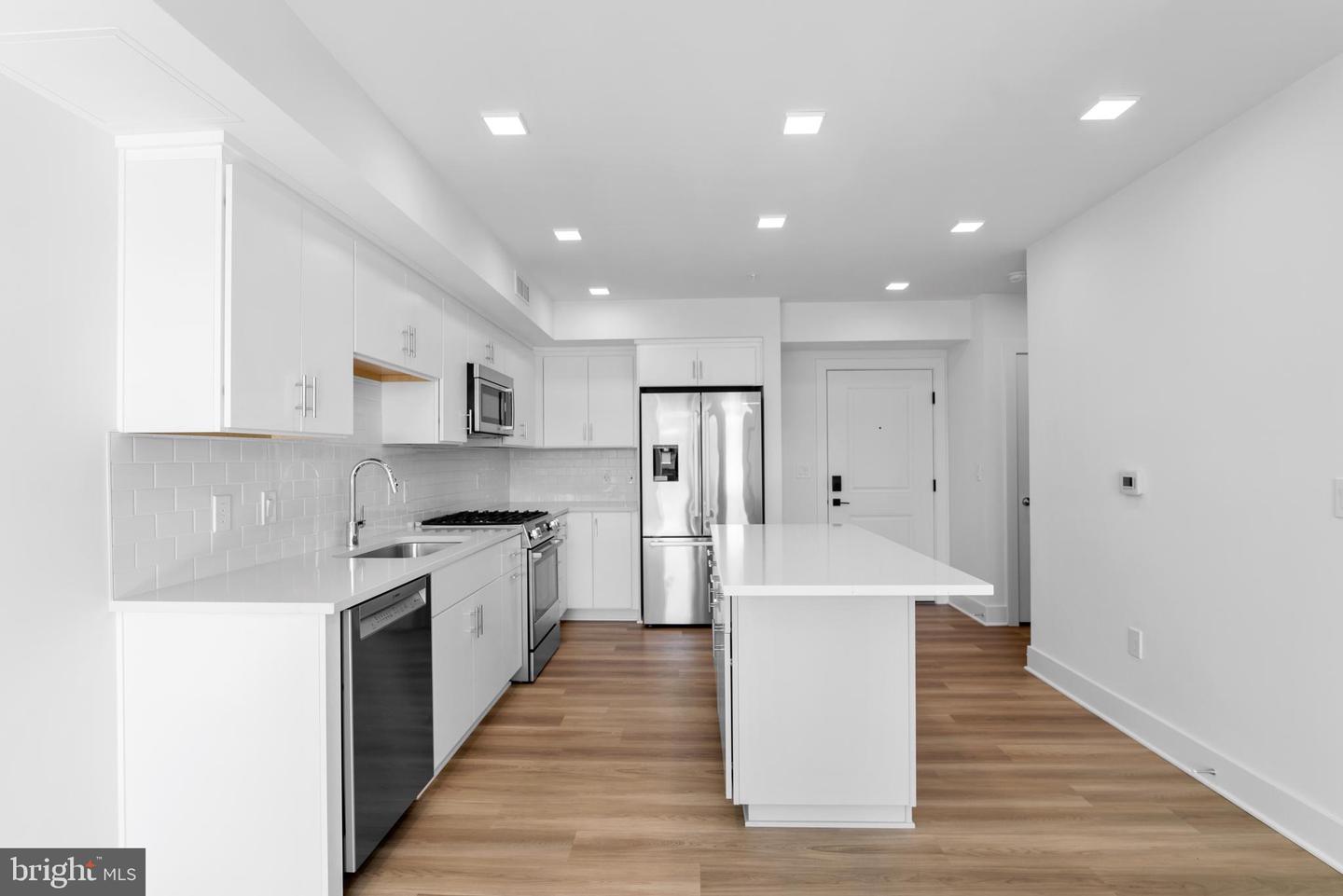701 N HENRY STREET #405