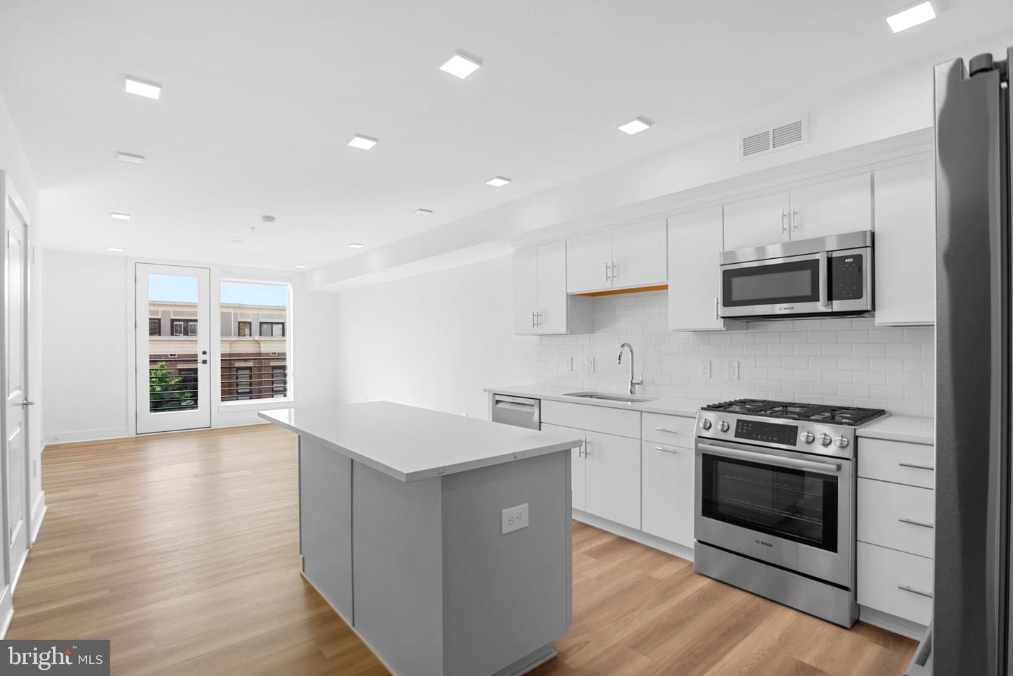 701 N HENRY STREET #405