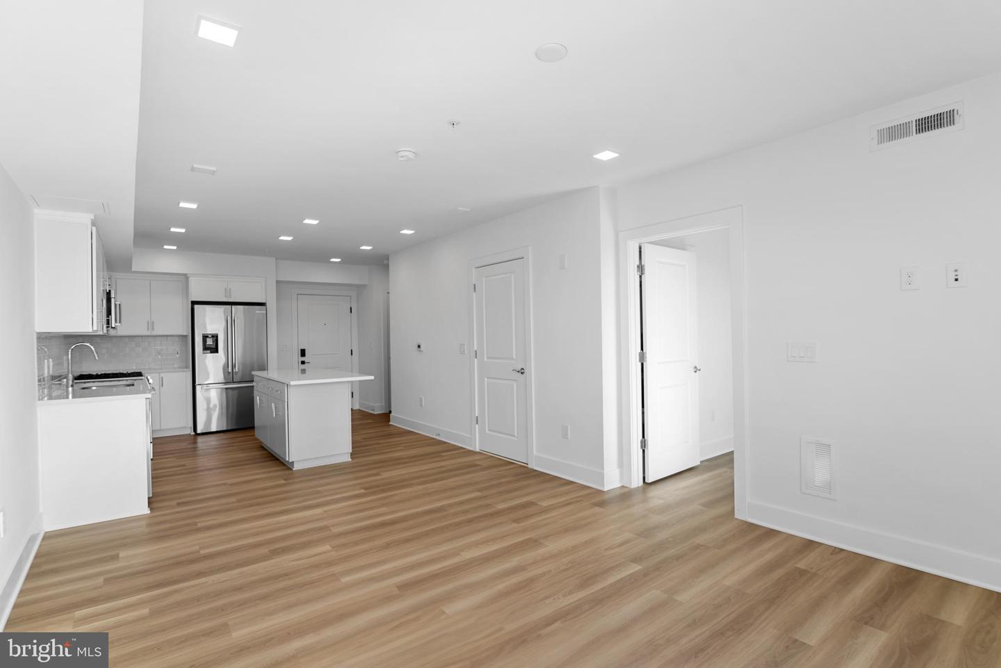 701 N HENRY STREET #405