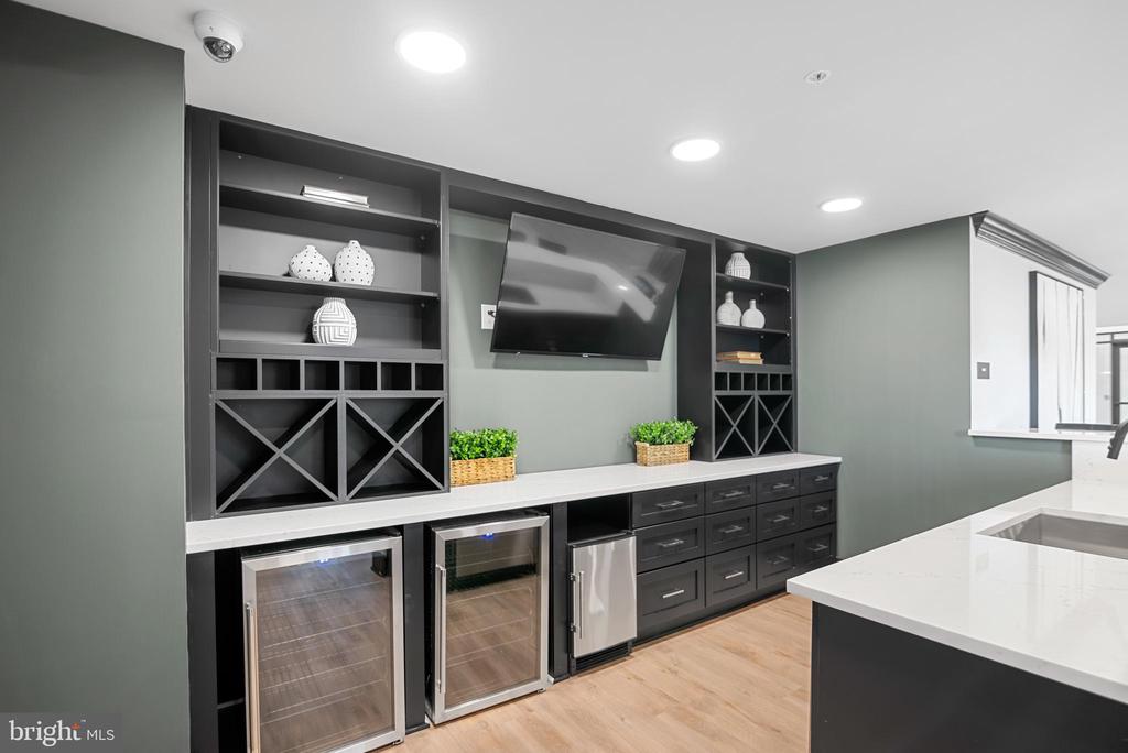 701 N HENRY STREET #405
