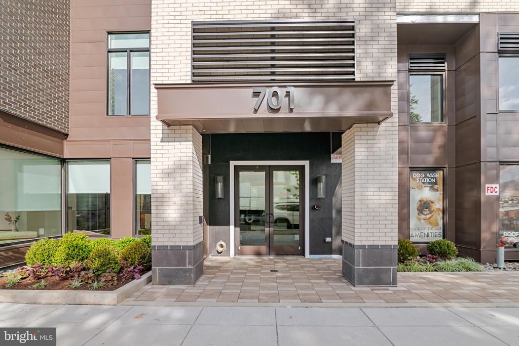 701 N HENRY STREET #405