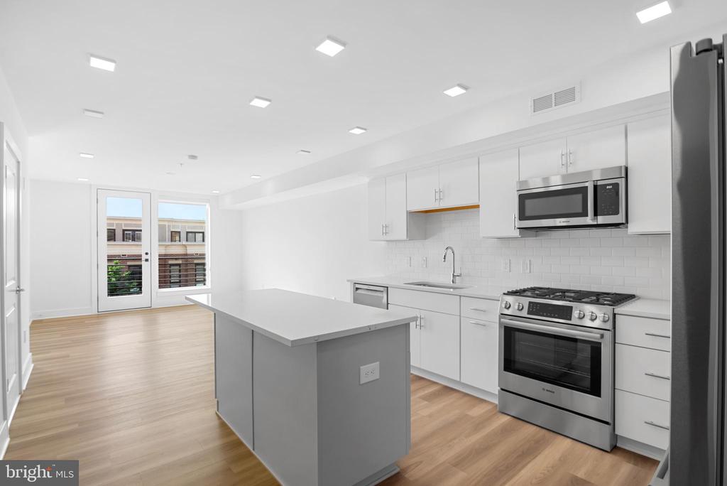 701 N HENRY STREET #405