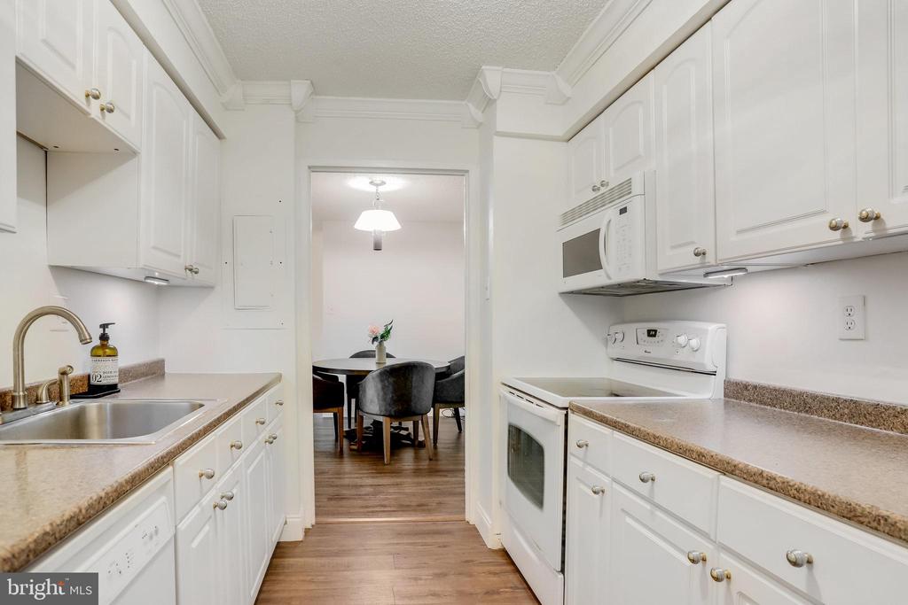 5300 HOLMES RUN PKWY #417