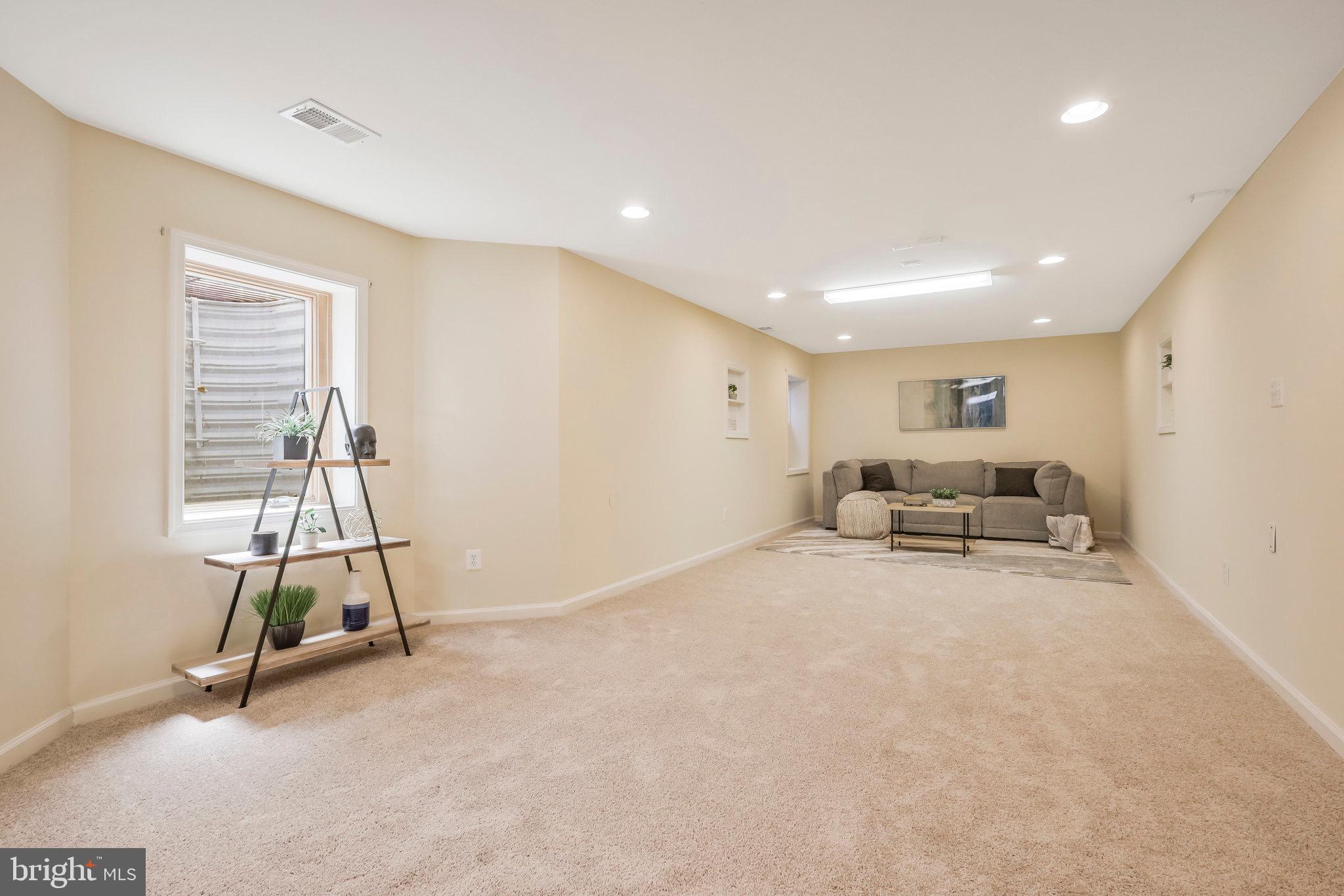 6482 Warwick CIRCLE