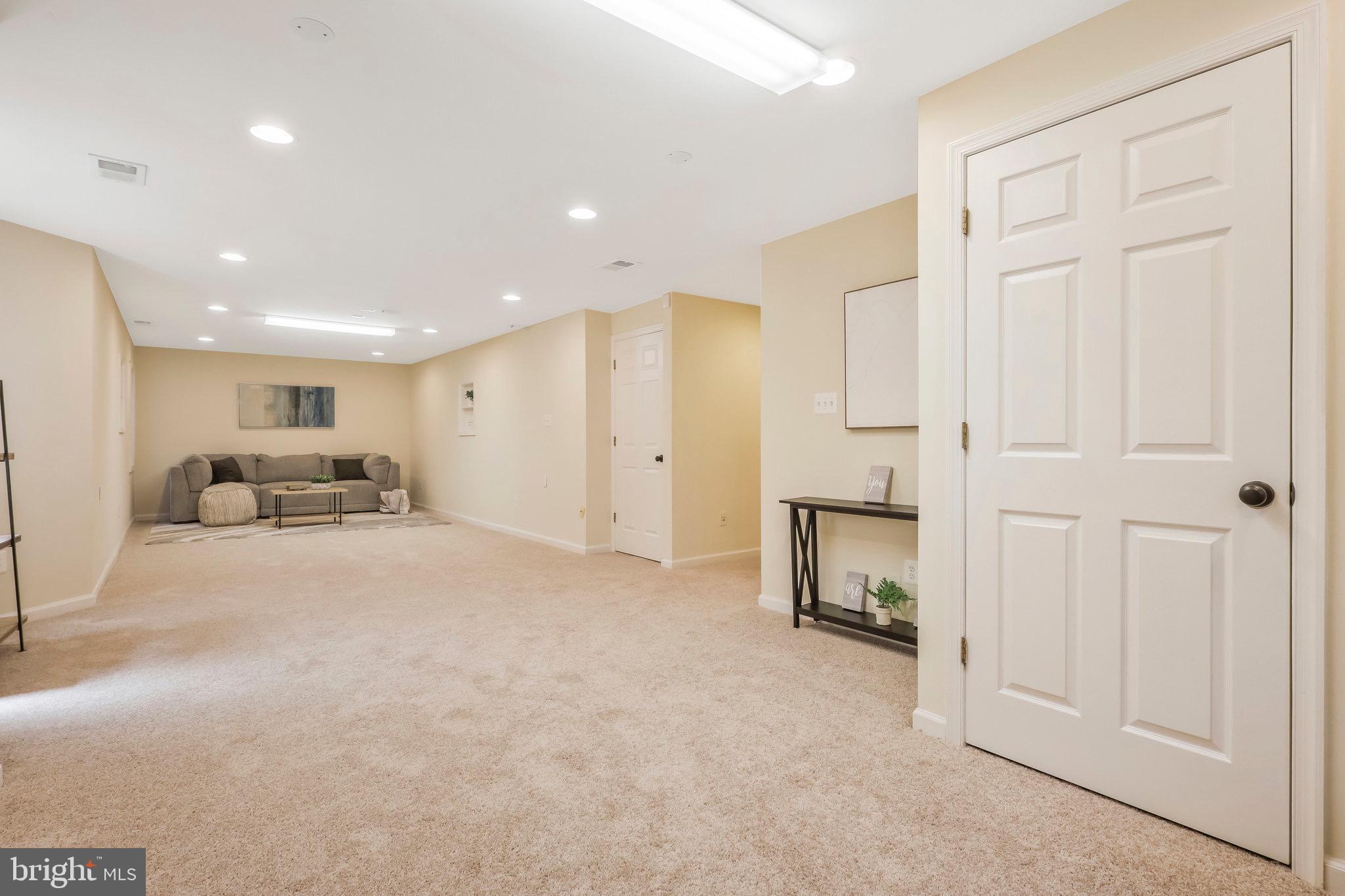 6482 Warwick CIRCLE