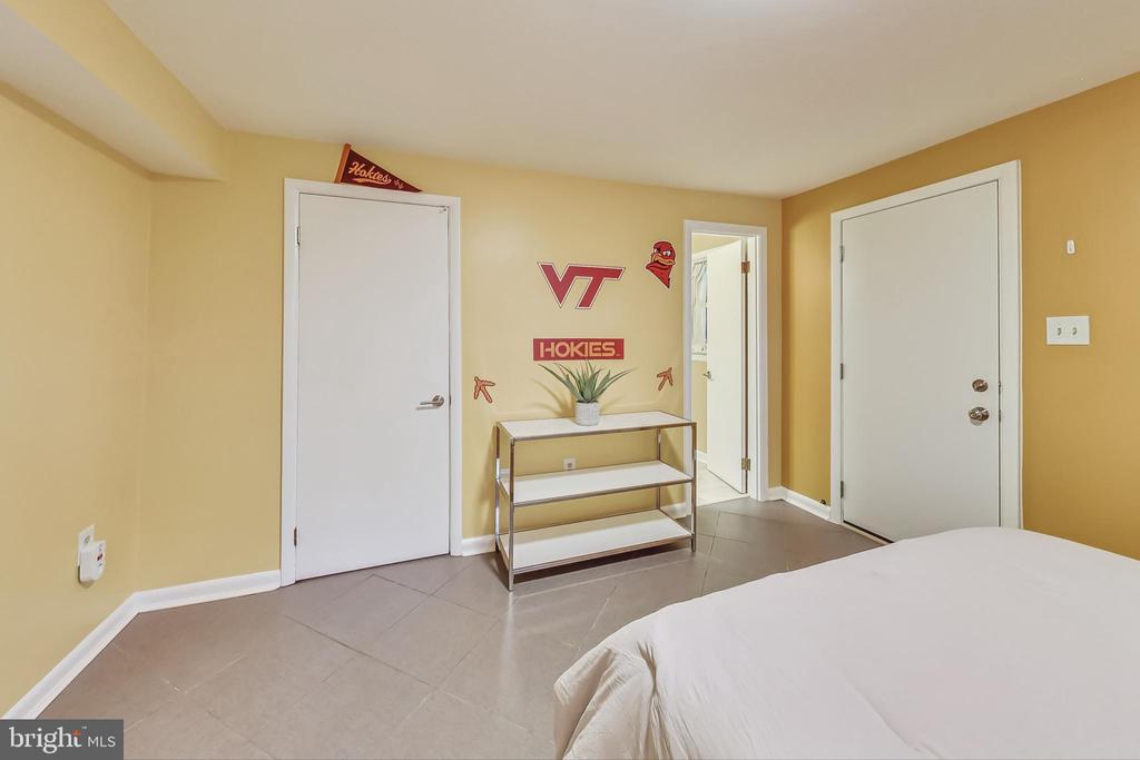 6816 Mayo Ct