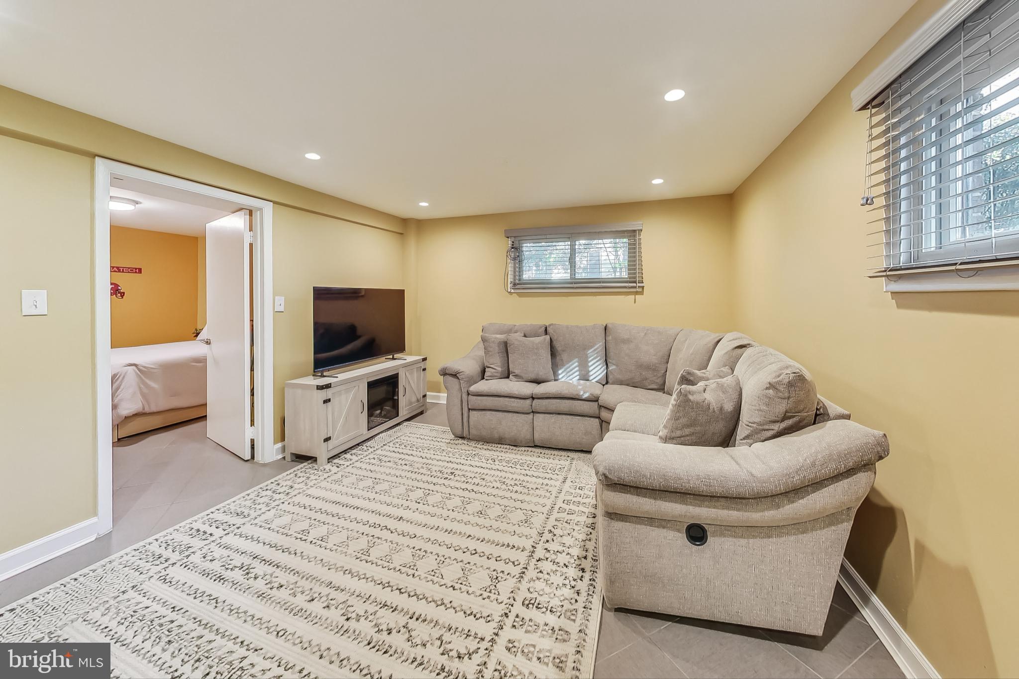 6816 Mayo Ct