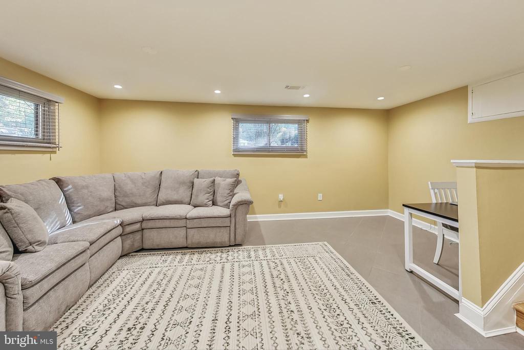 6816 Mayo Ct