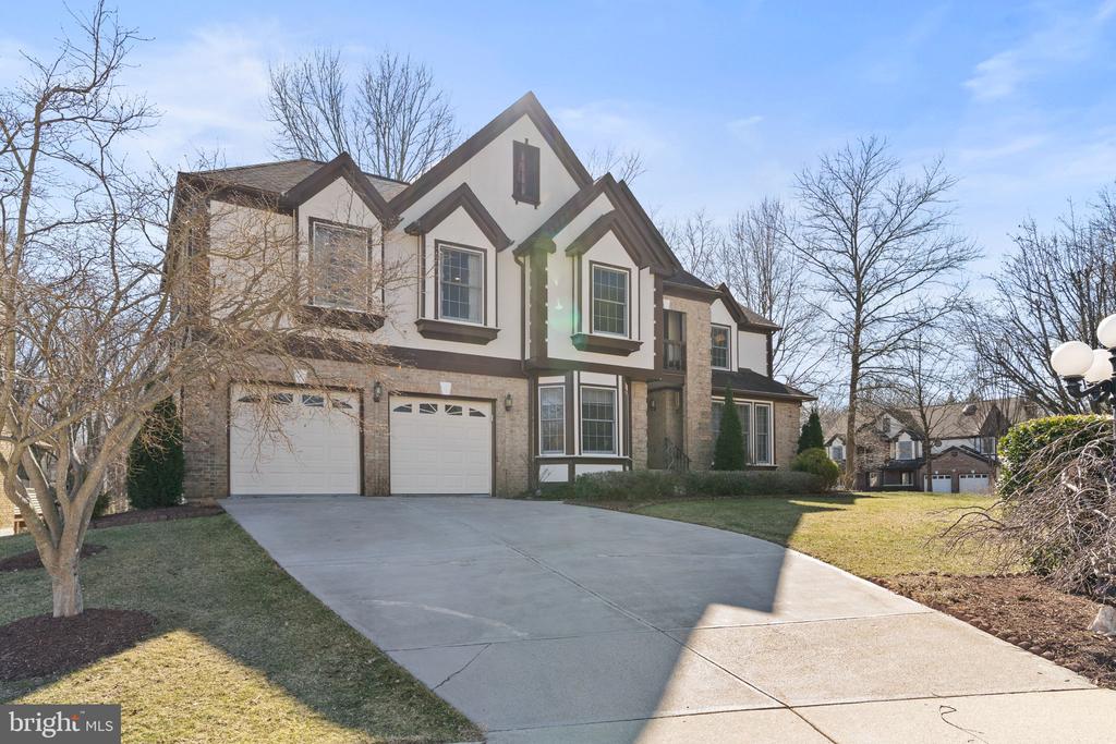 9403 Wooded Glen Ave