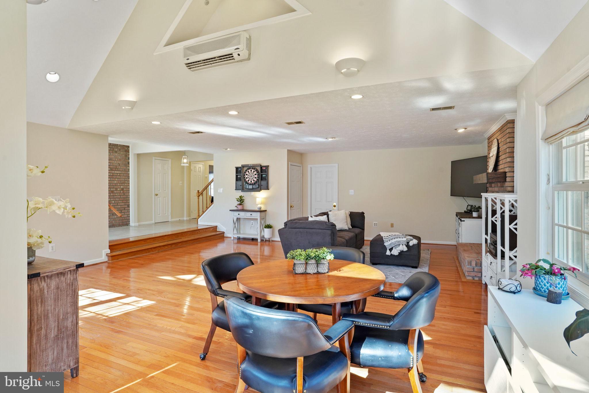 9403 Wooded Glen Ave
