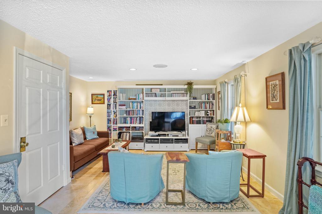 9403 Wooded Glen Ave