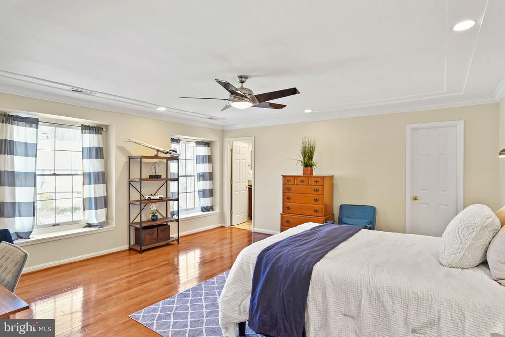 9403 Wooded Glen Ave
