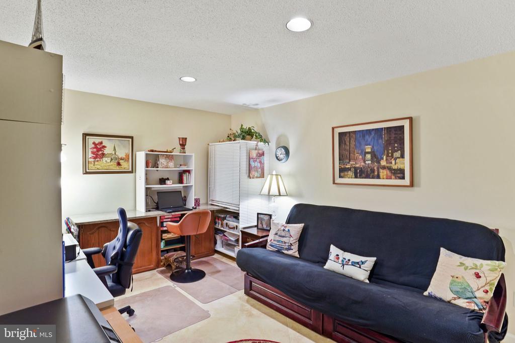 9403 Wooded Glen Ave