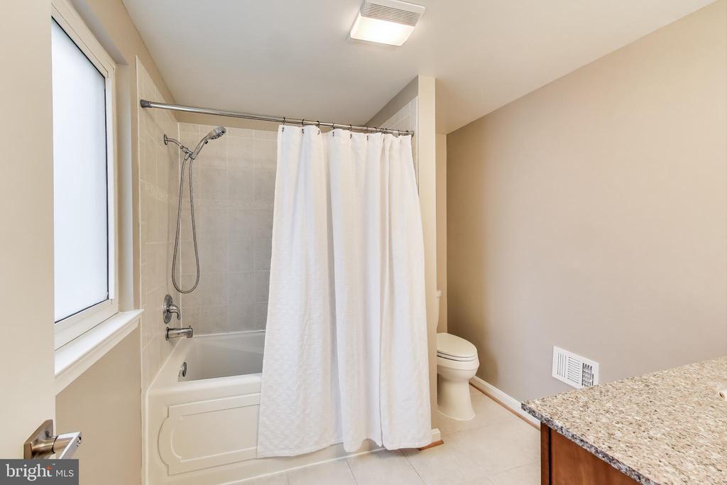 5523 Ventnor Ln