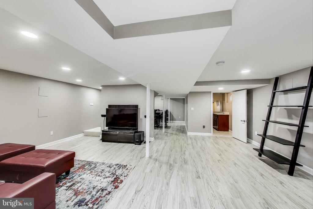 5523 Ventnor Ln