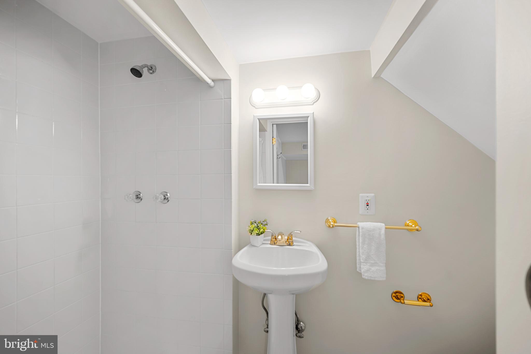 8220 Stationhouse Ct