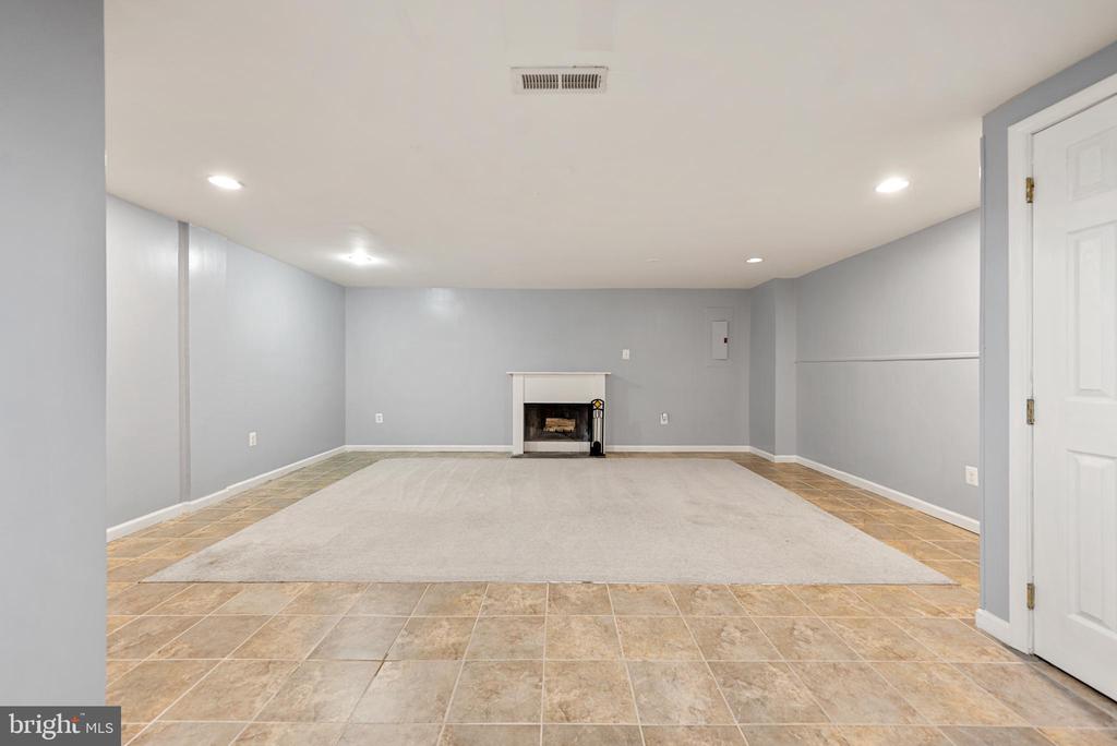 6104 OLD BRENTFORD COURT