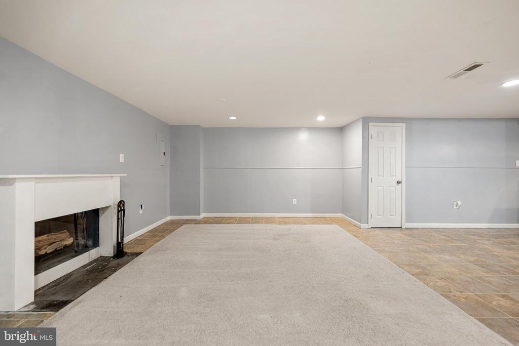 6104 OLD BRENTFORD COURT