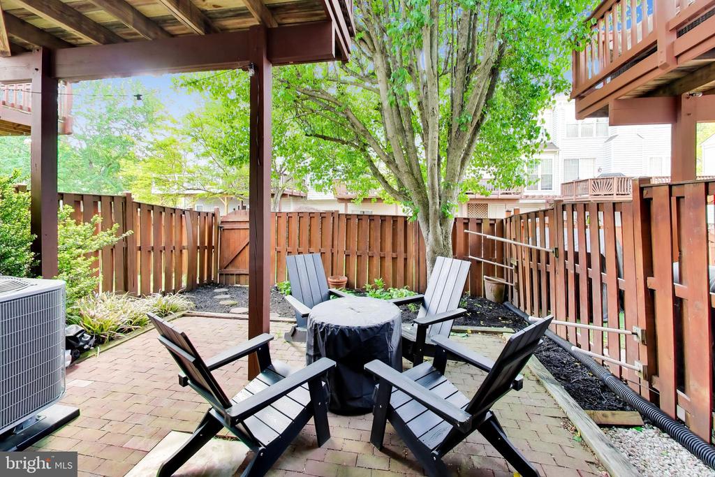 7516 LAMOYNE COURT