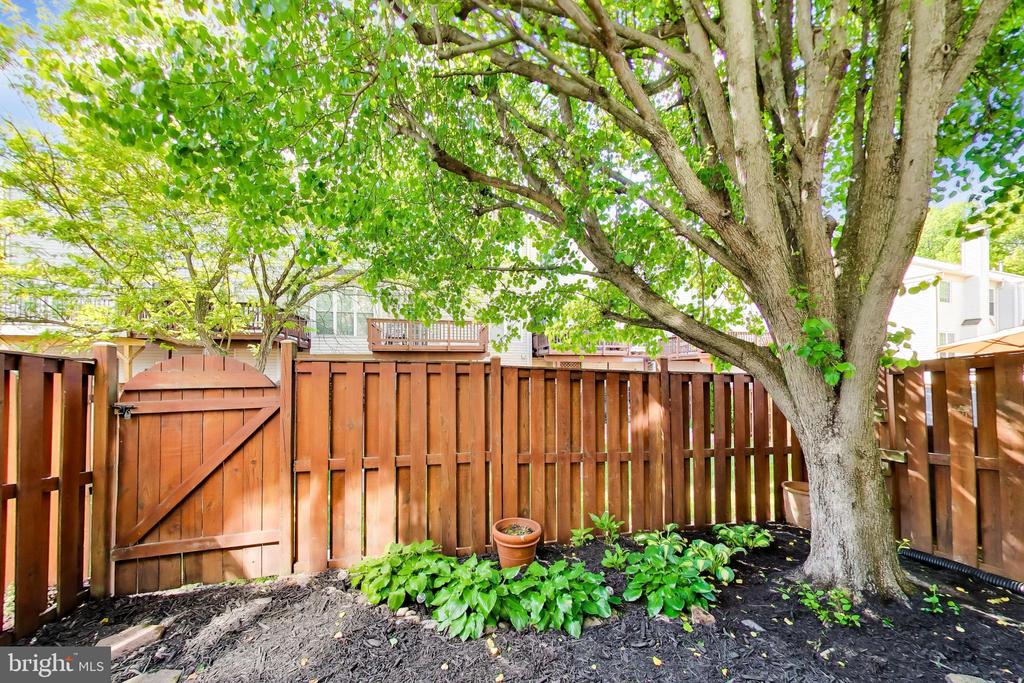 7516 LAMOYNE COURT