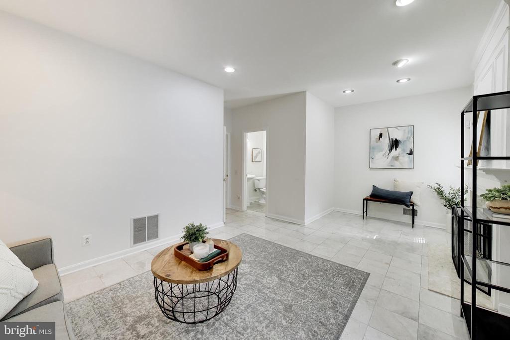 7516 LAMOYNE COURT