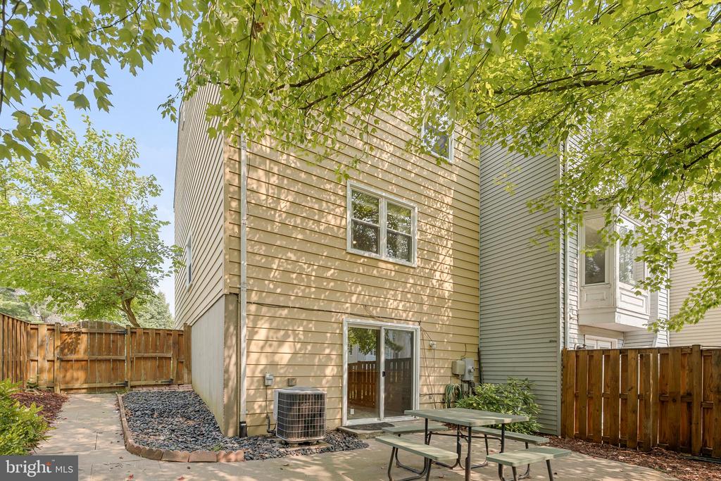 7400 MEADOWLEIGH WAY