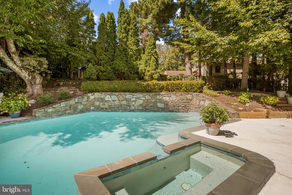 10729 SHINGLE OAK COURT